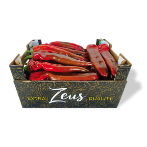 Caja llena de pimientos rojos de la marca zeus
