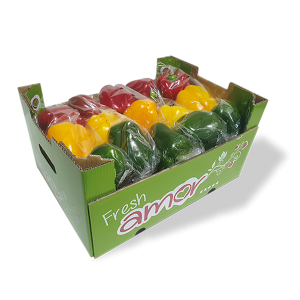 Caja llena de pimientos de tres colores, rojos, amarillos y verdes de la marca fresh amor